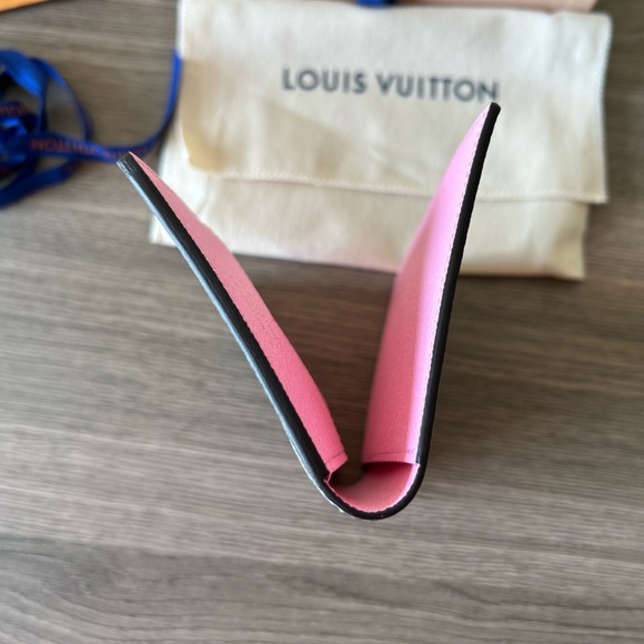 Louis Vuitton Monogram Wallet & Passport Holder LTD ED Vivienne Animation- Paris - Picture 9 of 17